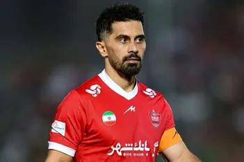 عکس / خداحافظی امید عالیشاه با هواداران پرسپولیس