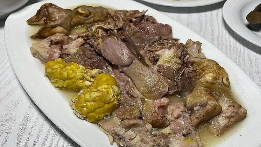 عکس/نوشته جالبی که روی دیوار یک طباخی خودنمایی کرد