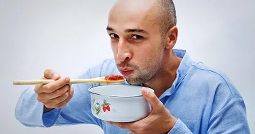 عوارض وحشتناک فوت کردن نوشیدنی‌ و غذاهای داغ