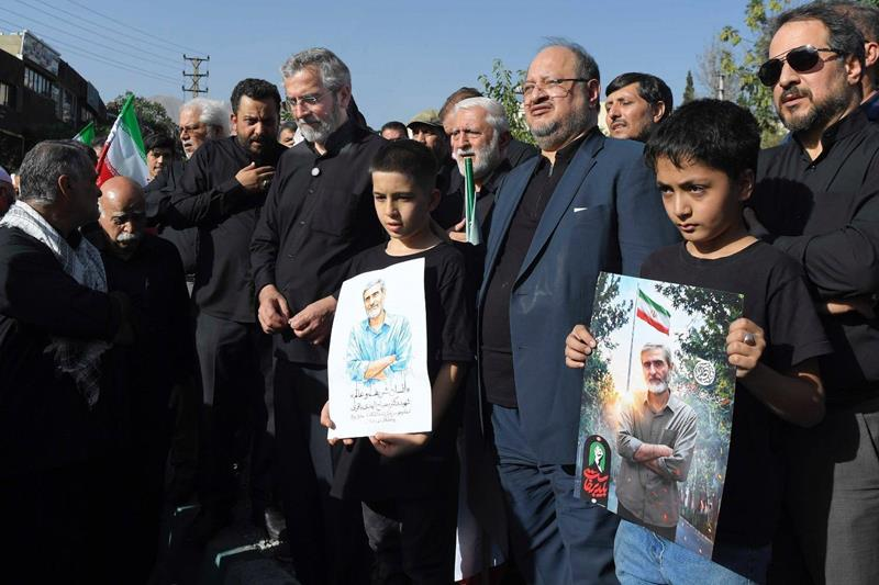 حضور محمد شریعتمداری، مدیرعامل گروه صنایع پتروشیمی خلیج فارس در مراسم تشییع پیکر داماد رهبر شهید انقلاب، شهید مصباح الهدی باقری