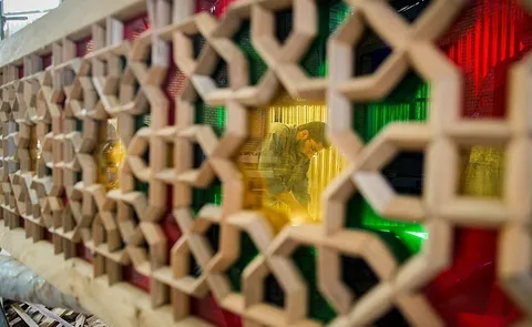 هنر گره چینی و شیشه‌گذاری درب و پنجره