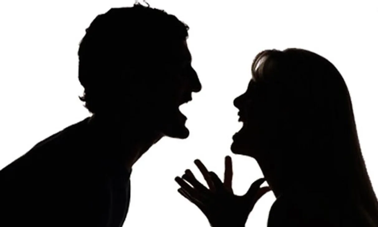 شوهر دارم و پسر همسایه‌مان مزاحم من است