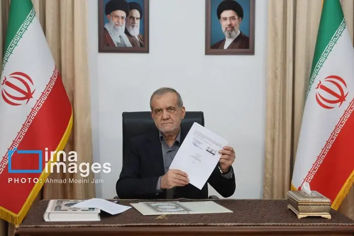 لحظه امضای توافق ایران و آمریکا توسط پزشکیان + عکس