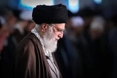 حضور مقام معظم رهبری در منزل رئیس‌ جمهور شهید