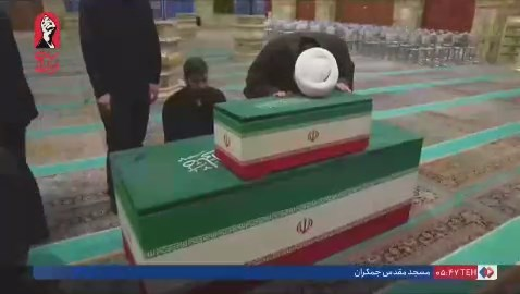 عکس/ وداع غم انگیز پدر شهید خردسال با دخترش در مسجد جمکران