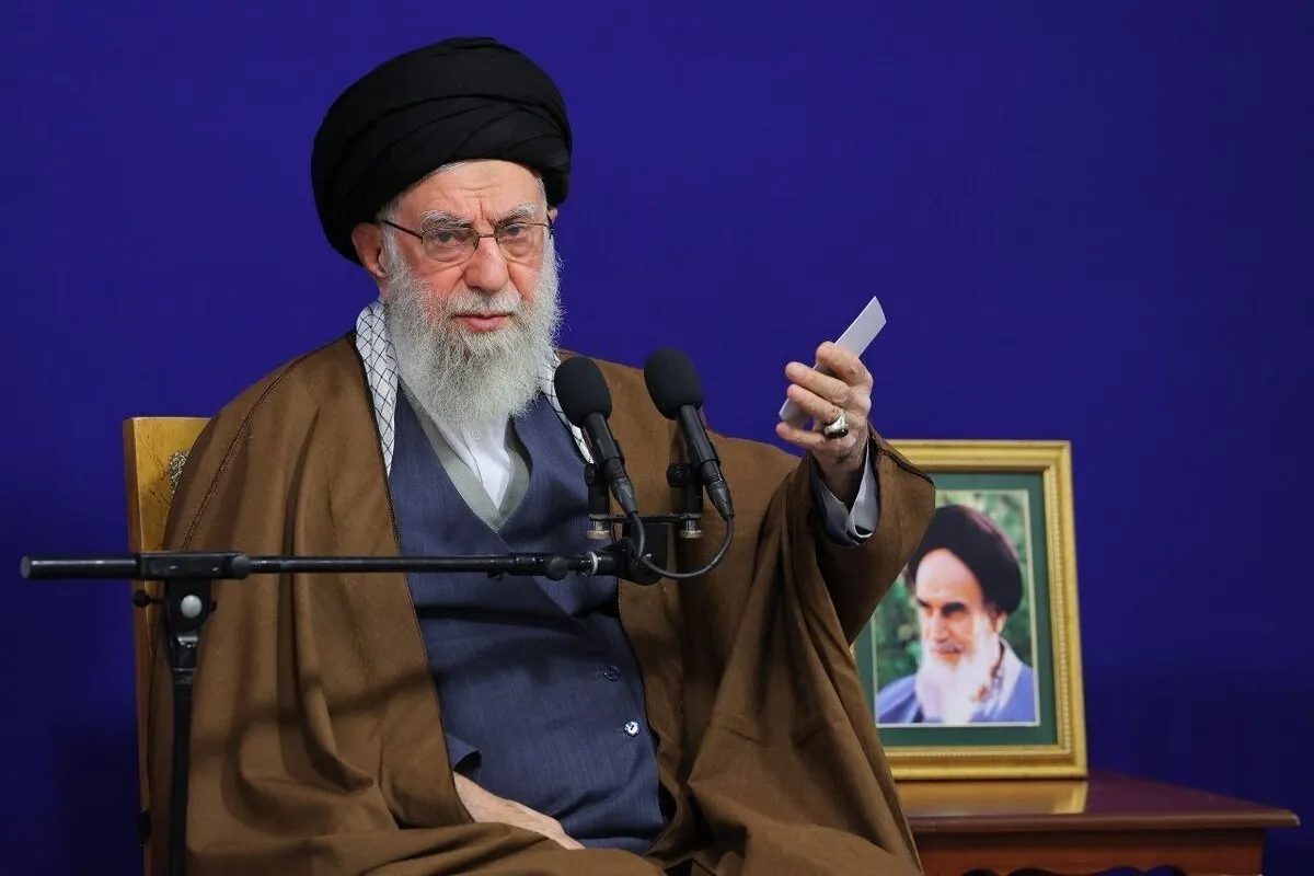 فیلم/ حال‌‌وهوای خادمان هنگام تعویض پرچم گنبد حرم امام رضا