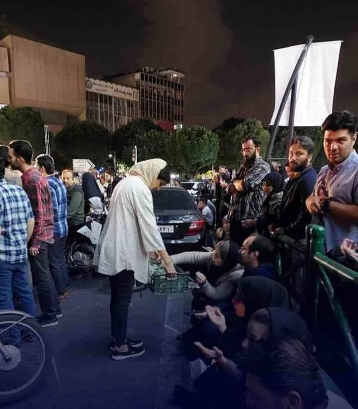عکس/پخش نذری در میدان ولیعصر برای سلامتی رئیسی