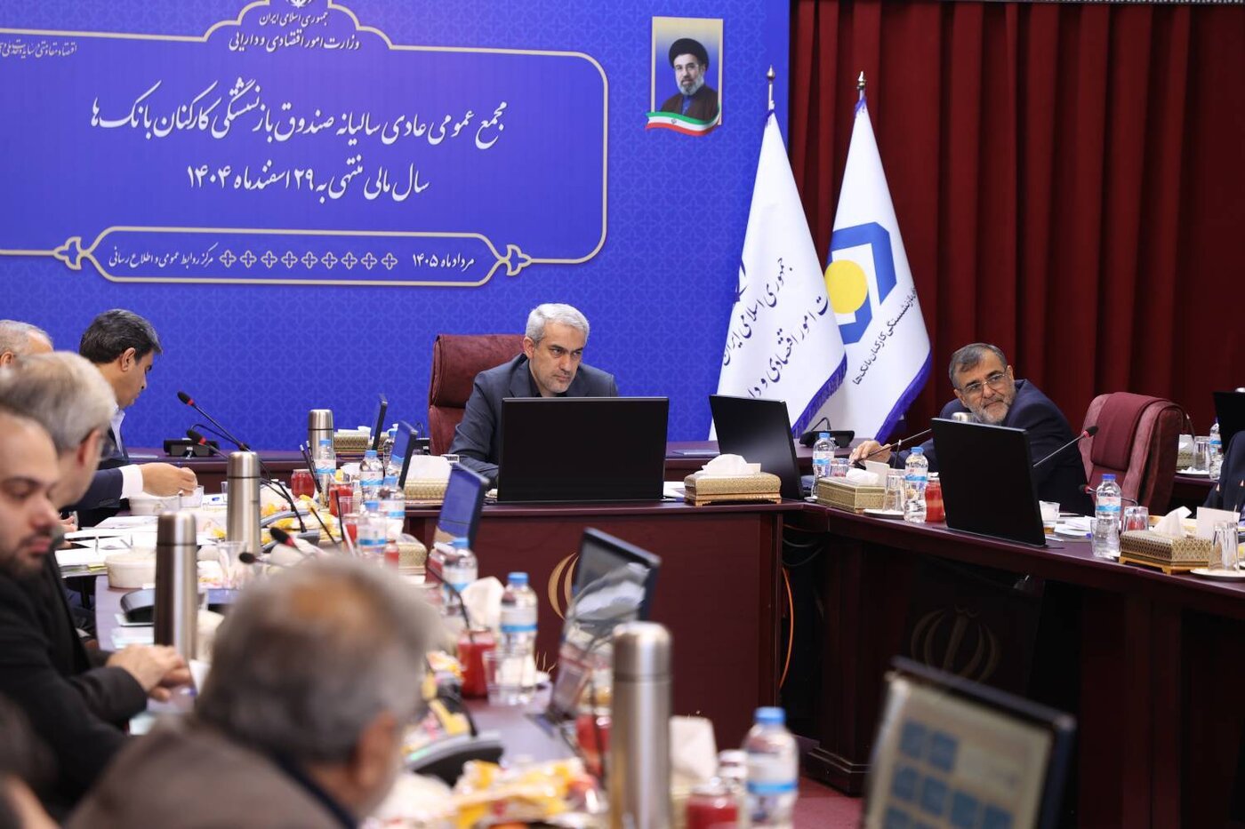 وزیر اقتصاد: صندوق بازنشستگی کارکنان بانکها به سمت سرمایهگذاریهای بلندمدت و سودآور حرکت کنند وزیر اقتصاد: صندوق بازنشستگی کارکنان بانکها به سمت سرمایهگذاریهای بلندمدت و سودآور حرکت کنند
