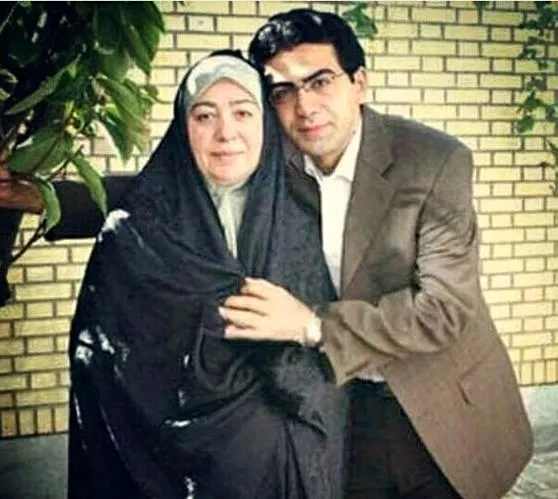 فرزاد حسنی در آغوش مادر مذهبی اش + عکس