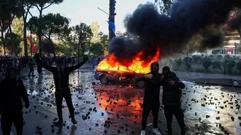 ضرب و شتم دو عکاس خبری با باتوم