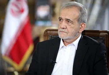 عکس/ حضور پزشکیان در مراسم روضه خانگی شهید لاریجانی