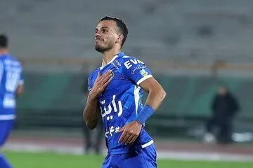 عکس/ درگیری مدافع استقلال با چیزی بیش از توانش!