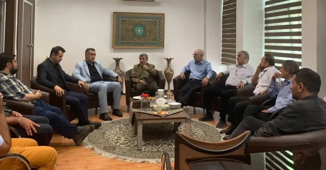 احمدی‌نژاد دوستانش را دور خود جمع کرد