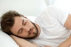 با خوابیدن ساعت ۱۰ شب چه اتفاقی در بدن می‌افتد؟
