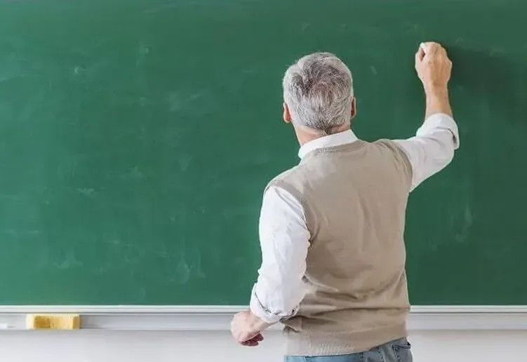 معلم بازنشسته‌