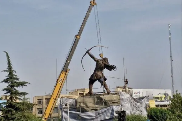 عکس/نصب مجسمه ۱۵ متری آرش کمانگیر در میدان ونک