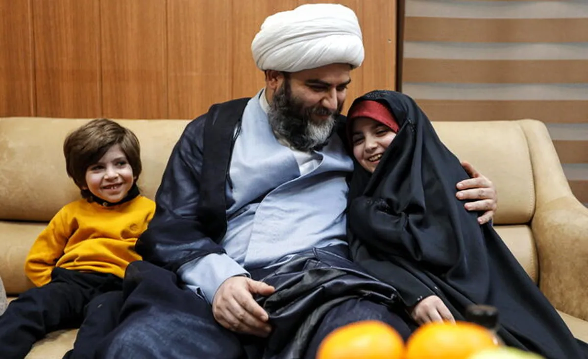 محمد قمی با فرزندان خود به سینما رفت +عکس