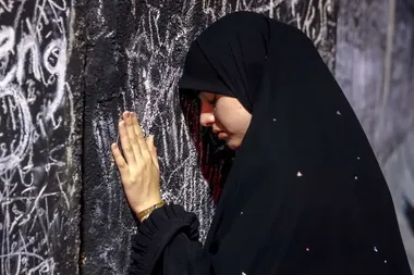 دل‌نوشته‌های مردم روی دیوار بتنی در مراسم وداع با رهبر شهید