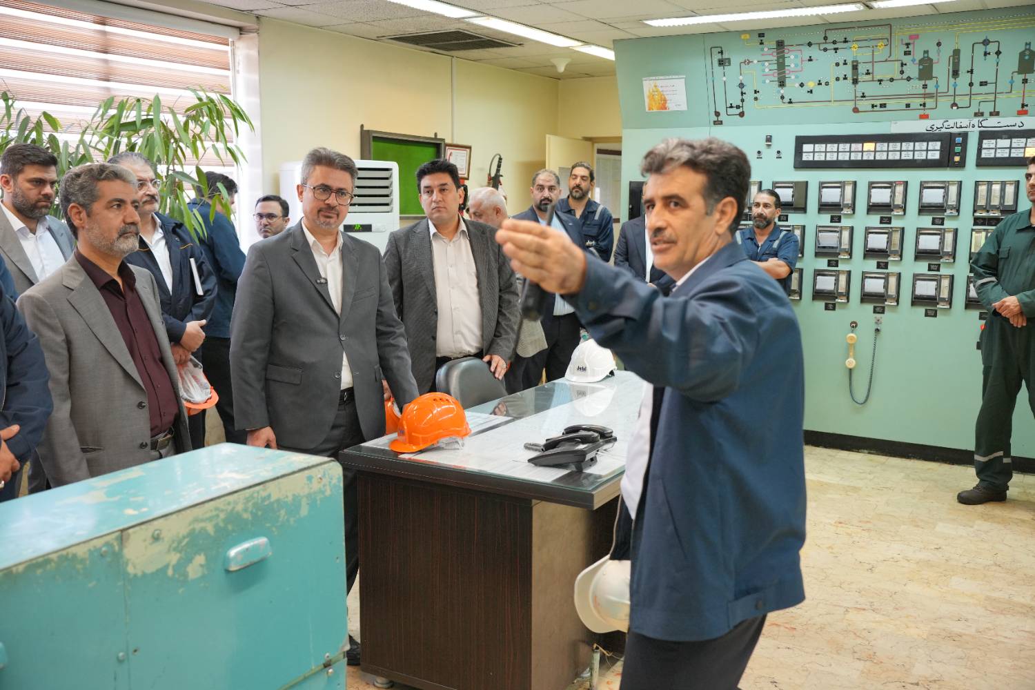 بازدید سرپرست و اعضای هیأتمدیره ایرانول از پالایشگاه تهران بازدید سرپرست و اعضای هیأتمدیره ایرانول از پالایشگاه تهران