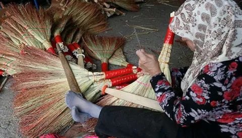 اینجا جاروها هنوز با دست بافته می‌شوند