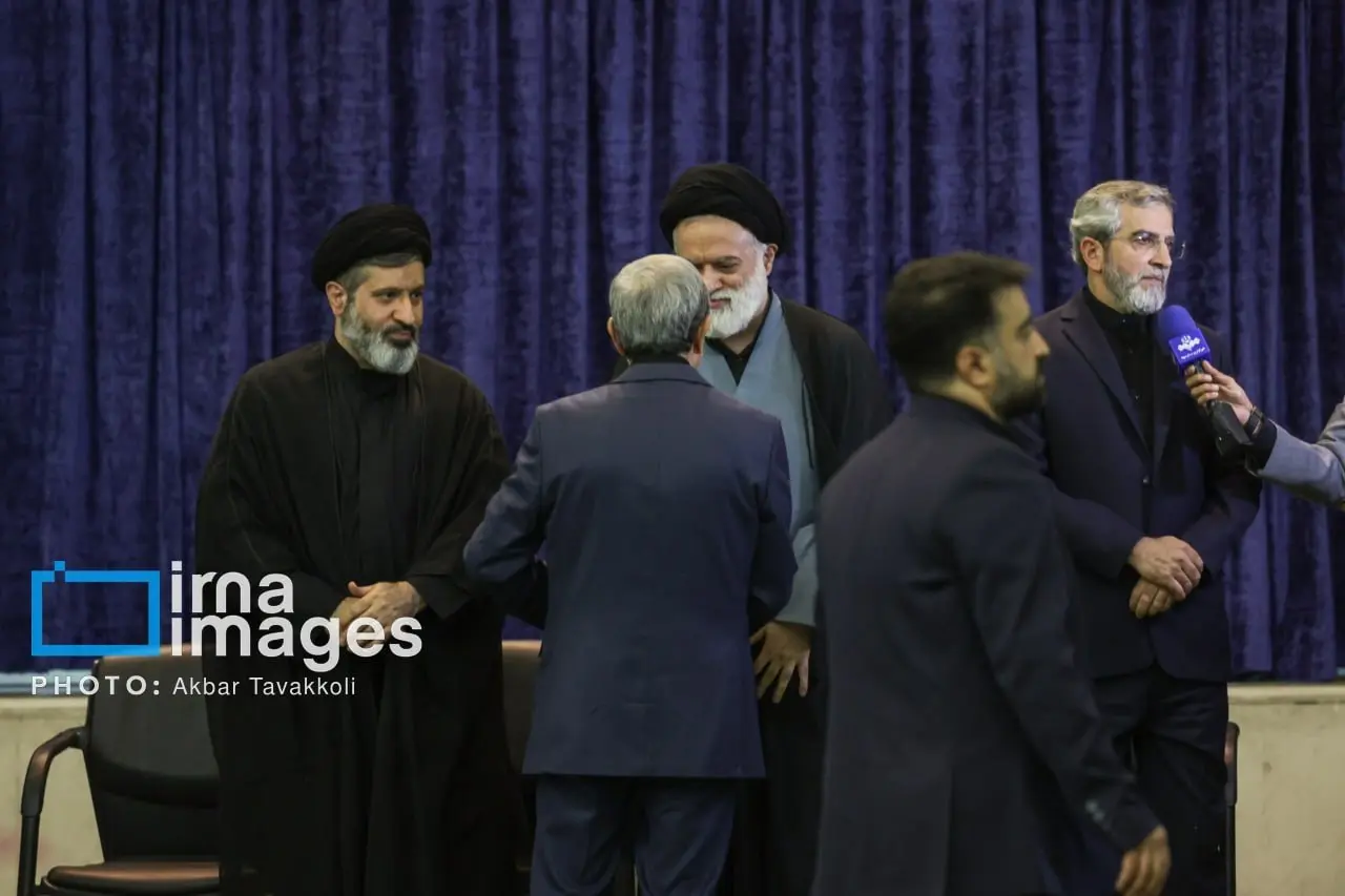 عکس/ تسلیت گفتن احمدی‌نژاد به فرزند رهبر شهید