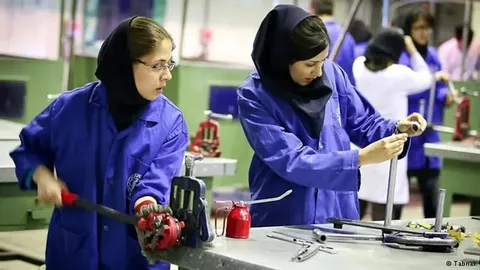 امنیت شغلی زنان زیر تیغ قرارداد‌های موقت؛ چرا اخراج کارگران زن اینقدر آسان‌تر شده است؟