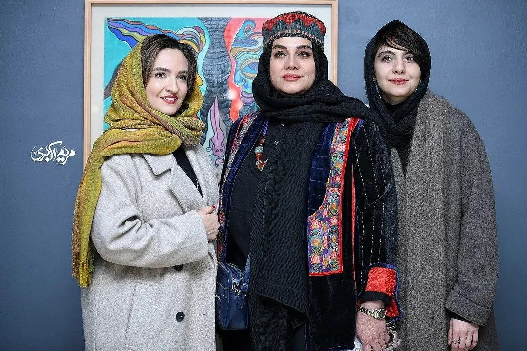 استایل سنتی نرگس آبیار در یک گالری جلب توجه کرد