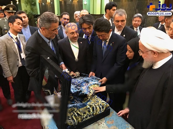 اهدای یک تخته فرش نفیس ابریشم ایران به نخست وزیر ژاپن از سوی اتاق بازرگانی تهران.