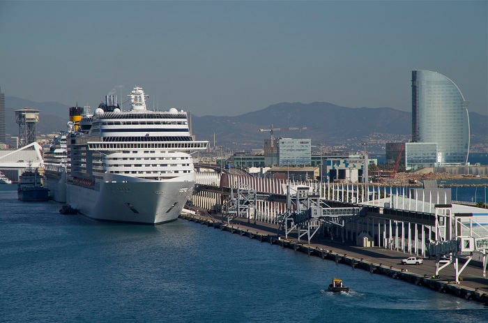 Kreuzfahrtschiff im Hafen in Barcelona