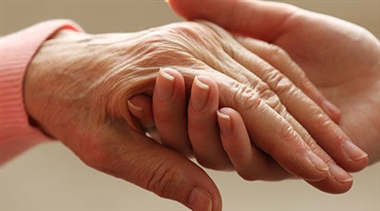 تصاویری از پسری که مادرش به زنجیر کشید