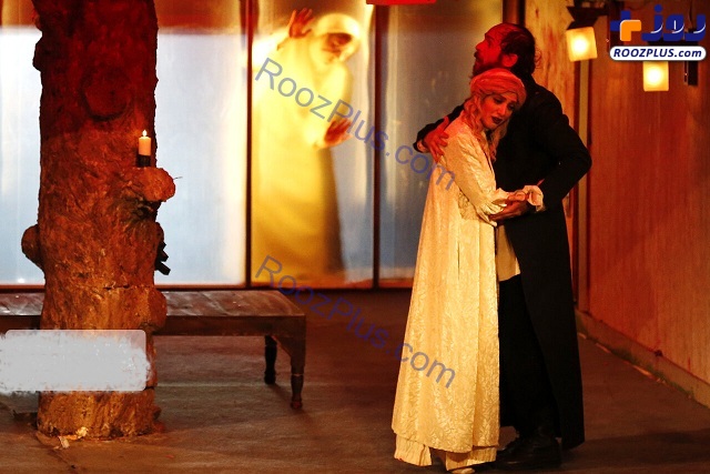 زن و شوهر بازیگر در آغوش یکدیگر روی صحنه تئاتر