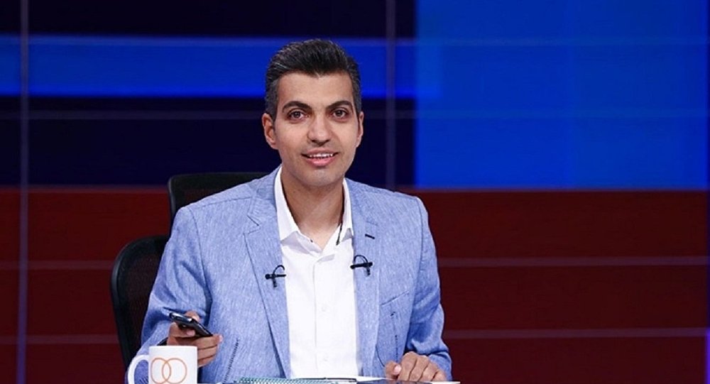 دریافت تندیس بهترین چهره تلویزیونی جشن حافظ توسط عادل فردوسی‌پور