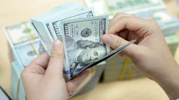 دلار در دست مردم